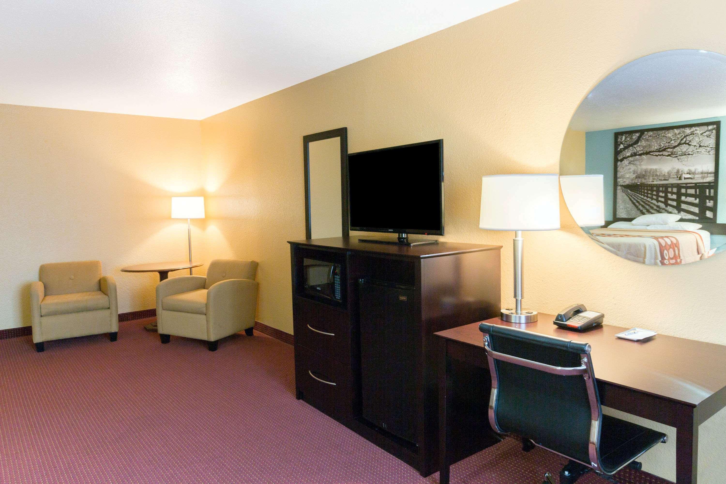 Hotel Super 8 By Wyndham Richmond Esterno foto